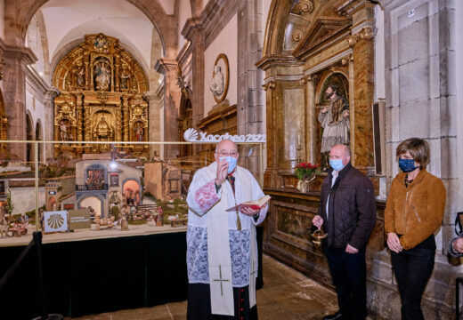 Nava Castro visita o Belén da Catedral instalado na igrexa de Santa María do Camiño
